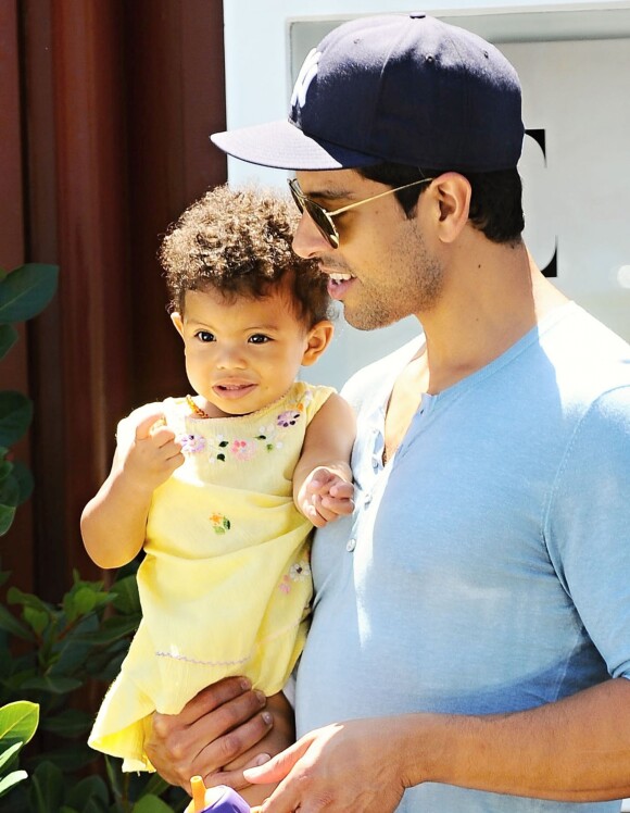 Exclusif - Adam Rodriguez, de la série "Les Experts : Miami", se promène avec sa fille Frankie dans les rues de Brentwood. Le 26 juillet 2015