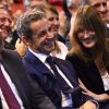 Nicolas Sarkozy et sa femme Carla Bruni-Sarkozy très complices lors d'un meeting à Marseille pour la campagne des primaires des Républicains en vue de l'élection présidentielle de 2017, le 27 octobre 2016. © Bruno Bebert/Bestimage
