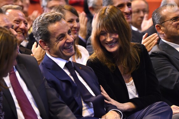 Nicolas Sarkozy et sa femme Carla Bruni-Sarkozy très complices lors d'un meeting à Marseille pour la campagne des primaires des Républicains en vue de l'élection présidentielle de 2017, le 27 octobre 2016. © Bruno Bebert/Bestimage