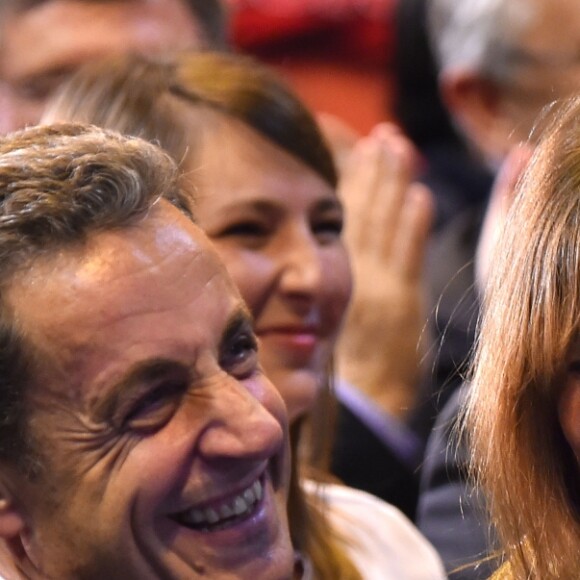 Nicolas Sarkozy et sa femme Carla Bruni-Sarkozy très complices lors d'un meeting à Marseille pour la campagne des primaires des Républicains en vue de l'élection présidentielle de 2017, le 27 octobre 2016. © Bruno Bebert/Bestimage