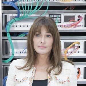 Carla Bruni-Sarkozy au défilé de mode "Chanel", collection prêt-à-porter Printemps-Eté 2017 au Grand Palais à Paris, le 4 octobre 2016. © Olivier Borde / Bestimage