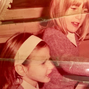 Carla Bruni et sa soeur Valeria Bruni-Tedeschi jouent du piano, enfants. Photo publiée sur Instagram, le 19 janvier 2017.