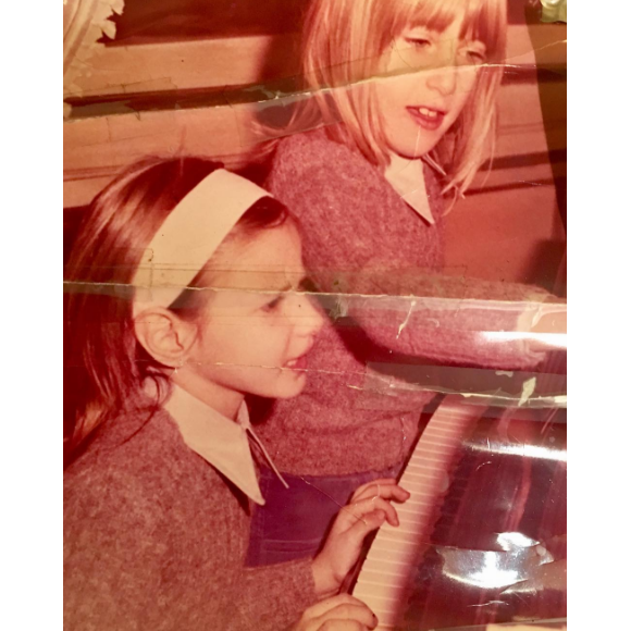 Carla Bruni et sa soeur Valeria Bruni-Tedeschi jouent du piano, enfants. Photo publiée sur Instagram, le 19 janvier 2017.