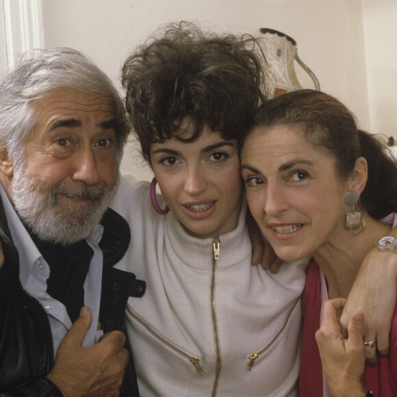 Archives -  En France, à Paris, Zabou Breitman chez elle entourée de ses parents Jean-Claude Deret et Céline Léger en septembre 1986.