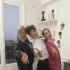 Archives - En France, à Paris, Zabou Breitman chez elle entourée de ses parents Jean-Claude Deret et Céline Léger en septembre 1986.