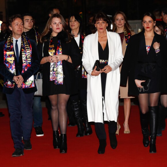 Stéphane Bern, la princesse Stéphanie de Monaco entre ses filles Pauline Ducruet et Camille Gottlieb - La famille princière de Monaco lors du 41e Festival International du Cirque de Monte-Carlo, le 20 janvier 2017. © Jean-Charles Vinaj/Pool