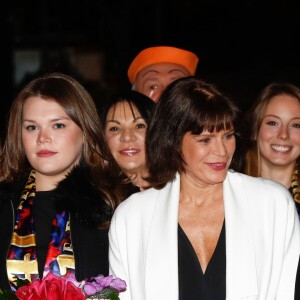 Stéphane Bern, la princesse Stéphanie de Monaco entre ses filles Pauline Ducruet et Camille Gottlieb - La famille princière de Monaco lors du 41e Festival International du Cirque de Monte-Carlo, le 20 janvier 2017. © Jean-Charles Vinaj/Pool