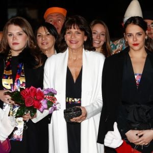 Stéphane Bern, la princesse Stéphanie de Monaco entre ses filles Pauline Ducruet et Camille Gottlieb - La famille princière de Monaco lors du 41e Festival International du Cirque de Monte-Carlo, le 20 janvier 2017. © Jean-Charles Vinaj/Pool