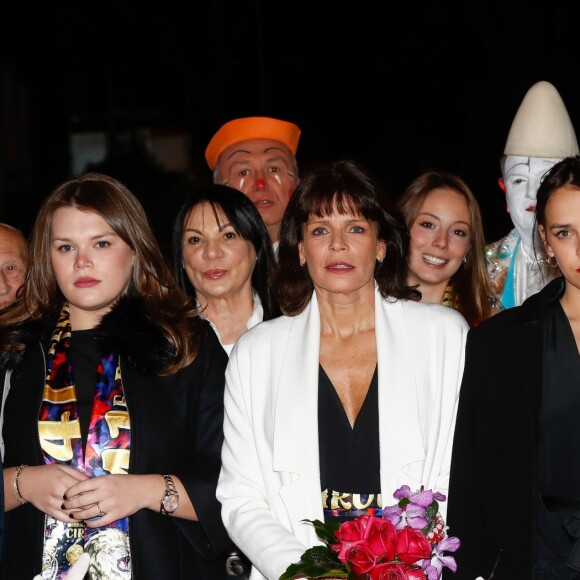 Stéphane Bern, la princesse Stéphanie de Monaco entre ses filles Pauline Ducruet et Camille Gottlieb - La famille princière de Monaco lors du 41e Festival International du Cirque de Monte-Carlo, le 20 janvier 2017. © Jean-Charles Vinaj/Pool