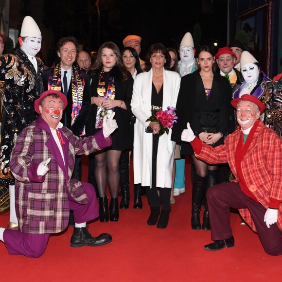 Stéphane Bern, la princesse Stéphanie de Monaco entre ses filles Pauline Ducruet et Camille Gottlieb - La famille princière de Monaco lors du 41e Festival International du Cirque de Monte-Carlo, le 20 janvier 2017. © Manuel Vitali/Centre de presse de Monaco