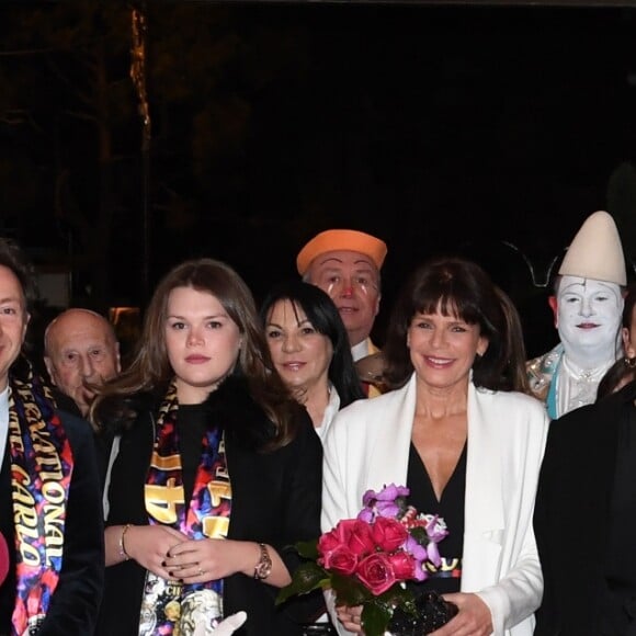 Stéphane Bern, la princesse Stéphanie de Monaco entre ses filles Pauline Ducruet et Camille Gottlieb - La famille princière de Monaco lors du 41e Festival International du Cirque de Monte-Carlo, le 20 janvier 2017. © Manuel Vitali/Centre de presse de Monaco