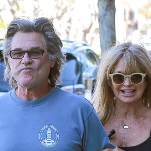 Kate Hudson, Goldie Hawn et Kurt Russell sortent du restaurant Early World à Brentwood Los Angeles, le 25 Novembre 2016