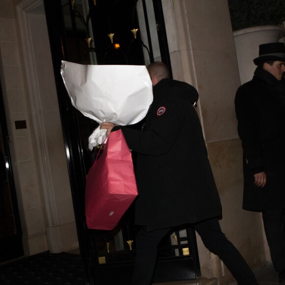 Kendall Jenner sort de l'hôtel George V pour rendre visite à ASAP Rocky à l'hôtel Peninsula à Paris, France, le 22 janvier 2017.