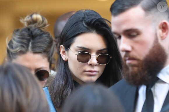 Kendall Jenner sort de l'hôtel George V à Paris pour aller faire du shopping chez Chanel, le 21 janvier 2017