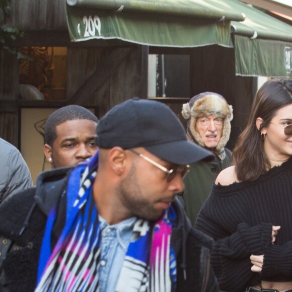 Kendall Jenner et A$AP Rocky entourés de leur groupe d'amis au marché aux Puces de Saint-Ouen le 22 janvier 2017