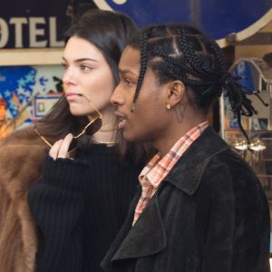 Kendall Jenner et A$AP Rocky entourés de leur groupe d'amis au marché aux Puces de Saint-Ouen le 22 janvier 2017