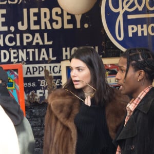 Kendall Jenner et A$AP Rocky entourés de leur groupe d'amis au marché aux Puces de Saint-Ouen le 22 janvier 2017