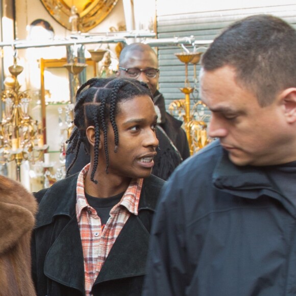 Kendall Jenner et A$AP Rocky entourés de leur groupe d'amis au marché aux Puces de Saint-Ouen le 22 janvier 2017