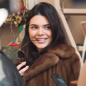 Kendall Jenner et A$AP Rocky entourés de leur groupe d'amis au marché aux Puces de Saint-Ouen le 22 janvier 2017