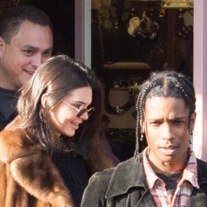 Kendall Jenner et A$AP Rocky entourés de leur groupe d'amis au marché aux Puces de Saint-Ouen le 22 janvier 2017