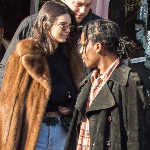 Kendall Jenner et A$AP Rocky entourés de leur groupe d'amis au marché aux Puces de Saint-Ouen le 22 janvier 2017