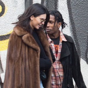 Kendall Jenner et A$AP Rocky entourés de leur groupe d'amis au marché aux Puces de Saint-Ouen le 22 janvier 2017