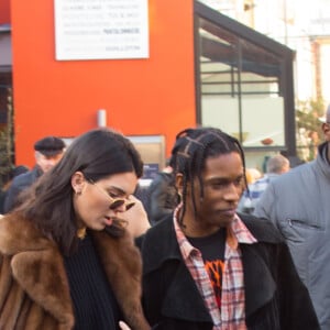 Kendall Jenner et A$AP Rocky entourés de leur groupe d'amis au marché aux Puces de Saint-Ouen le 22 janvier 2017