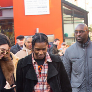 Kendall Jenner et A$AP Rocky entourés de leur groupe d'amis au marché aux Puces de Saint-Ouen le 22 janvier 2017