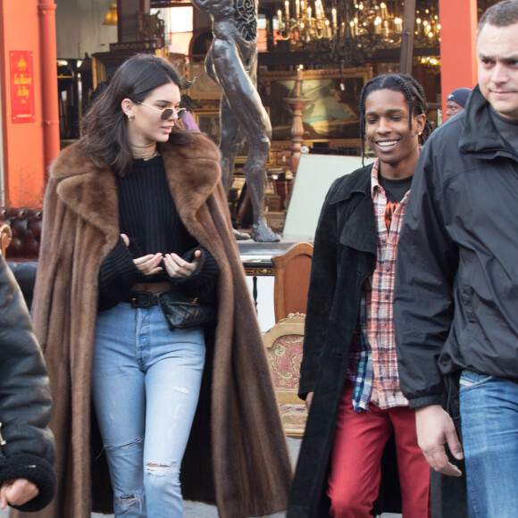 Kendall Jenner et A$AP Rocky entourés de leur groupe d'amis au marché aux Puces de Saint-Ouen le 22 janvier 2017