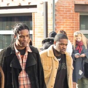 Kendall Jenner et A$AP Rocky entourés de leur groupe d'amis au marché aux Puces de Saint-Ouen le 22 janvier 2017