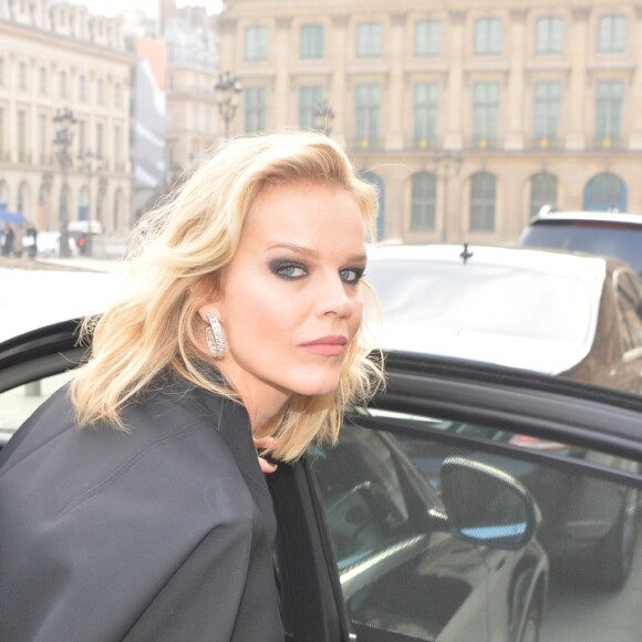 Eva Herzigova à la sortie du Ritz pour se rendre au défilé de mode Dior Haute Couture collection Printemps/Eté 2017 lors de la fashion week à Paris, le 23 janvier 2017. © CVS/Veeren/Bestimage
