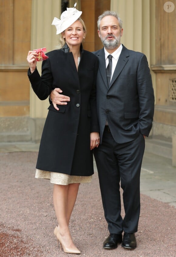Alison Balsom, accompagnée de Sam Mendes, faite officier dans l'ordre de l'Empire britannique par le prince Charles au cours d'une cérémonie organisée à Buckingham Palace, Londres, le 18 novembre 2016.