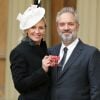 Alison Balsom, accompagnée de Sam Mendes, faite officier dans l'ordre de l'Empire britannique par le prince Charles au cours d'une cérémonie organisée à Buckingham Palace, Londres, le 18 novembre 2016.