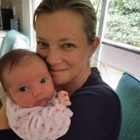 Amy Smart maman : Révélation inattendue un mois après la naissance de son bébé