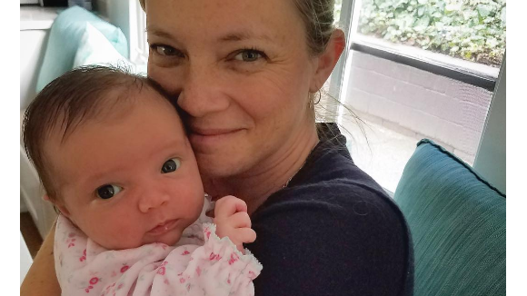 Amy Smart maman : Révélation inattendue un mois après la naissance de son bébé