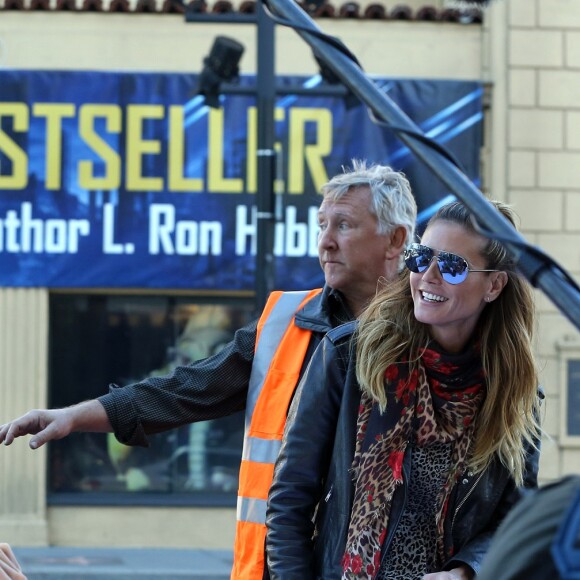 Heidi Klum, les candidats de Germany's Next Top Model et le photographe Rankin en pleine séance photo sur Hollywood Boulevard. Los Angeles, le 25 janvier 2017.