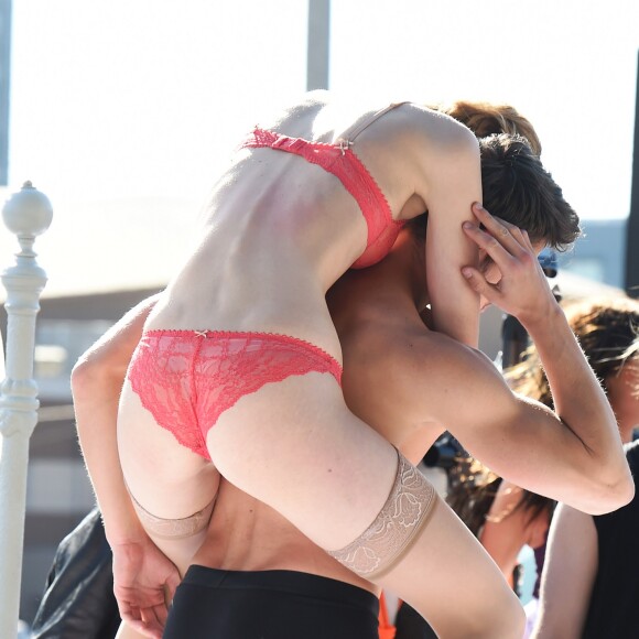 Heidi Klum, les candidats de Germany's Next Top Model et le photographe Rankin en pleine séance photo sur Hollywood Boulevard. Los Angeles, le 25 janvier 2017.