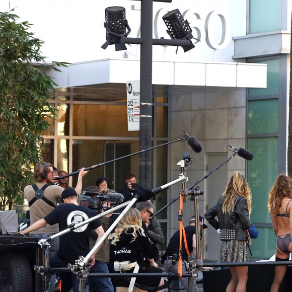 Heidi Klum, les candidats de Germany's Next Top Model et le photographe Rankin en pleine séance photo sur Hollywood Boulevard. Los Angeles, le 25 janvier 2017.