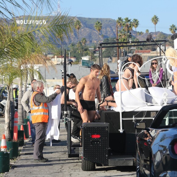 Heidi Klum, les candidats de Germany's Next Top Model et le photographe Rankin en pleine séance photo sur Hollywood Boulevard. Los Angeles, le 25 janvier 2017.