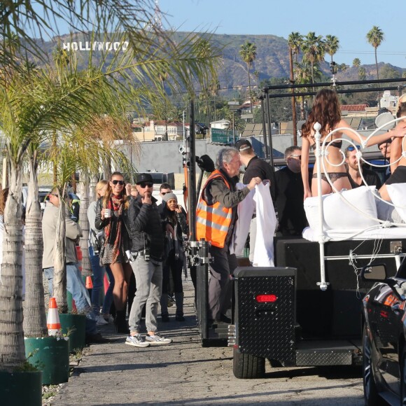 Heidi Klum, les candidats de Germany's Next Top Model et le photographe Rankin en pleine séance photo sur Hollywood Boulevard. Los Angeles, le 25 janvier 2017.