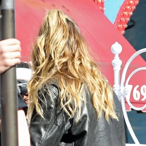 Heidi Klum, les candidats de Germany's Next Top Model et le photographe Rankin en pleine séance photo sur Hollywood Boulevard. Los Angeles, le 25 janvier 2017.