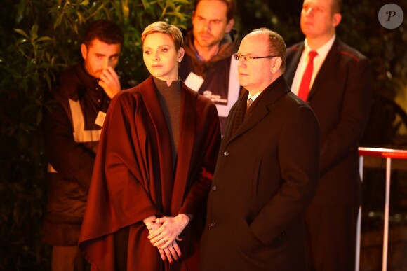 Le prince Albert II de Monaco et la princesse Charlene regardent le brasier, le 26 janvier 2017, lors de la célébration de Sainte Dévote à Monaco. © Olivier Huitel/Pool restreint Monaco/Bestimage