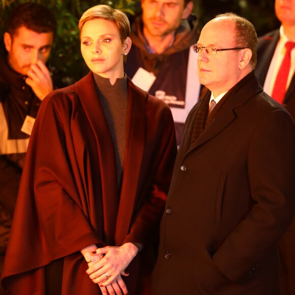 Le prince Albert II de Monaco et la princesse Charlene regardent le brasier, le 26 janvier 2017, lors de la célébration de Sainte Dévote à Monaco. © Olivier Huitel/Pool restreint Monaco/Bestimage