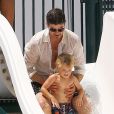  Robin Thicke fait du toboggan aquatique avec son fils Julian &agrave; Miami, le 1er septembre 2013.  
