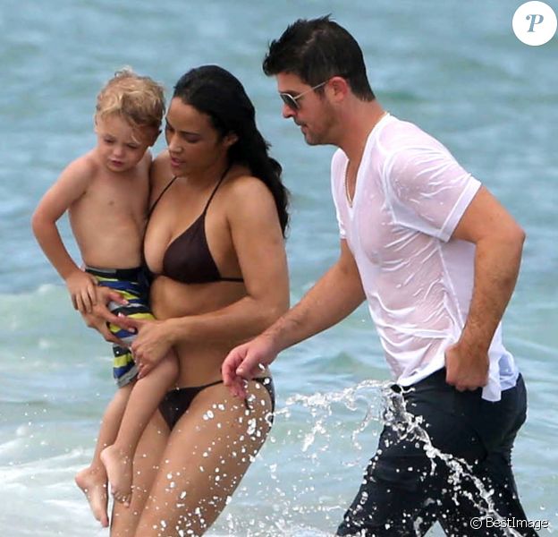Robin Thicke, sa femme Paula Patton, et leur fils Julian en vacances a Miami, le 28 ao&ucirc;t 2013. 