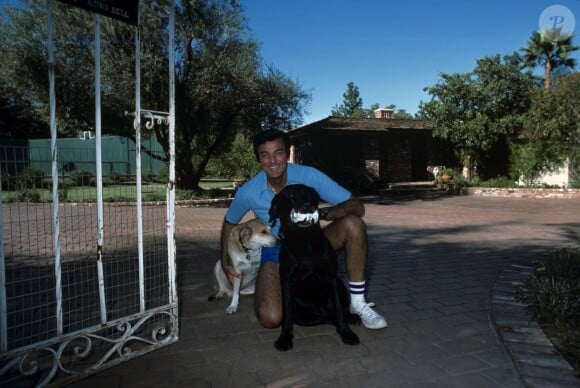 Mike Connors chez lui, dans sa villa à Los Angeles en novembre 1976.
