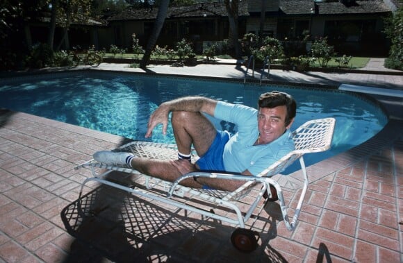 Mike Connors chez lui, dans sa villa à Los Angeles en novembre 1976.