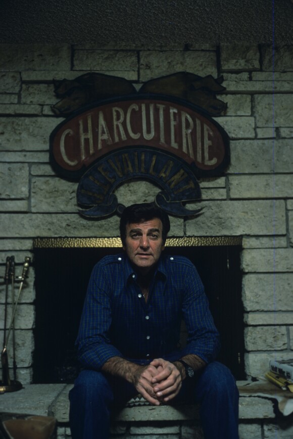 Mike Connors chez lui, dans sa villa à Los Angeles en novembre 1976.