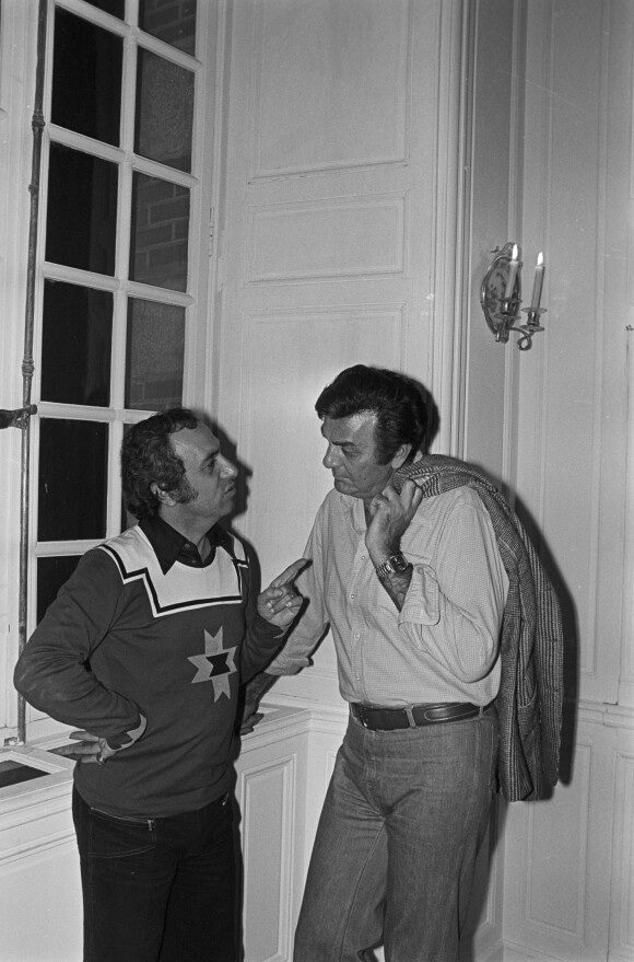 L'acteur américain Mike Connors retrouve ses cousins français au château de Georges Garvarentz à Bourdonné dans les Yvelines. Le 31 octobre 1977.