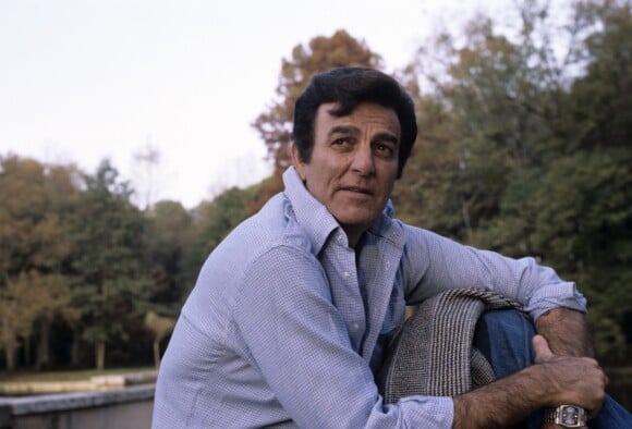 Mike Connors, dans le parc du Château de Bourdonné le 19 novembre 1977.